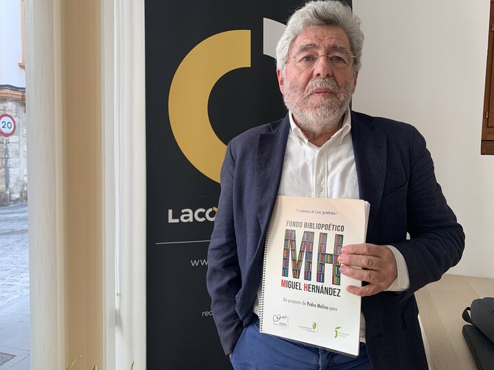  Pedro Molino, con el proyecto del Fondo Bibliopoético de Miguel Hernández. Foto: Fran Cano. 