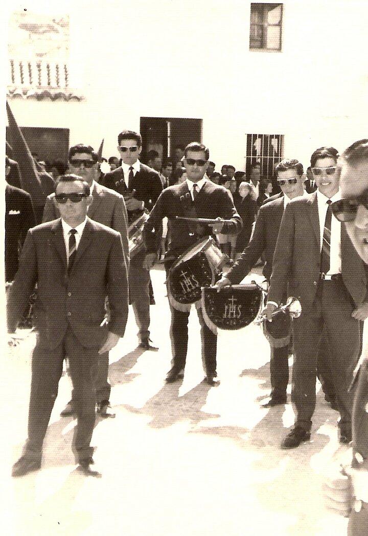 Con su inseparable corneta, en una procesión de finales de los 60. Foto cedida por José Luis Pantoja.